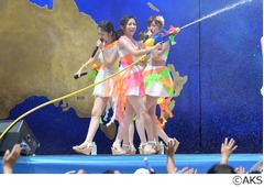 AKB48が&ldquo;びしょ濡れ&rdquo;ライブ、USJ屋外ステージでの公演がスタート。