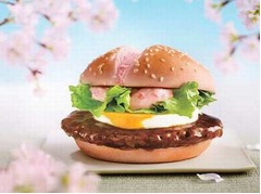 マックが春色「さくらてりたま」、ピンクのバンズに桜大根入りソース。
