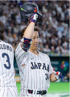 歓声に応える吉田　野球