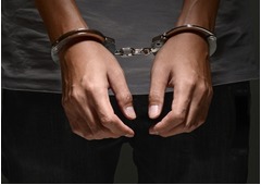 指名手配犯が&ldquo;うっかり&rdquo;通報、警察から感謝されるも身元バレて逮捕。