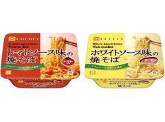 &ldquo;パスタ風&rdquo;のカップ焼きそば、トマトソースとホワイトソースの2種。
