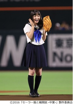 橋本環奈が「カ・イ・カ・ン」ノーバン、セーラー服姿に大盛り上がり。