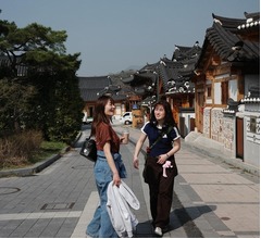 新山千春が&ldquo;韓国のカフェ巡り&rdquo;、18歳娘・もあとのツーショットも