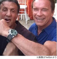 じゃれ合うシュワとスタローン、シュワ誕生日パーティーでニコニコ。