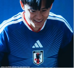 アディダス、&ldquo;水平線&rdquo;モチーフの「サッカー日本代表2026ホームユニフォーム」発表