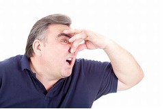 車内でくさい放屁&rarr;大麻摘発、パトカーの窓開けたことがきっかけ。