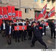 ナチス軍服着た高校生が行進、学校行事に非難
