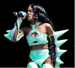 「ラッセル・クロウに首絞められた」と被害届