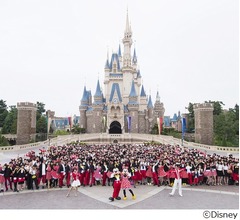 シンデレラ城前にミッキー＆ミニーの仮装500人