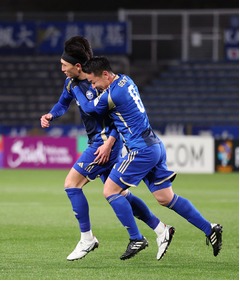 祝福される中村　ＡＣＬサッカー