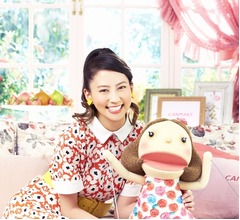 河北麻友子、&ldquo;パペットちゃん&rdquo;とポップな共演