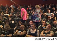 コワモテの男だらけの映画館、予期せぬ&ldquo;試練&rdquo;にカップルはどう反応？