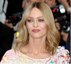 「暴力ない」デップ裁判で元恋人が援護射撃へ