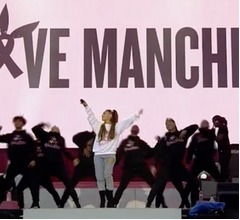 アリアナ、涙こらえテロ被害者支援コンサート