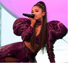 アリアナ・グランデ「私は唇をいじってる」涙ながらにプチ整形を告白