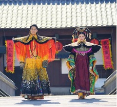 &ldquo;皇帝&rdquo;福山雅治＆&ldquo;皇后&rdquo;仲里依紗、地元長崎パレードに2万6000人の観客