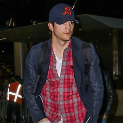 アシュトン・カッチャーの不満「男性トイレにオムツ交換台がない！」。