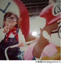 山田優が&ldquo;アラレちゃん写真&rdquo;、子どもの頃のかわいい一枚を公開。