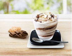 チョコ&times;ソフトの期間限定「マックフルーリー ワッフルチョコレート」。