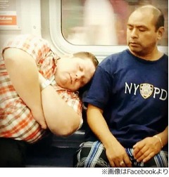 &ldquo;隣で爆睡&rdquo;体倒れてきたら？ ニューヨーク地下鉄でのいたずら動画。