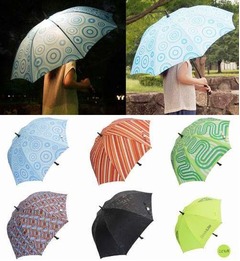 暗い夜道でも安心の&ldquo;発光傘&rdquo;、クリプトン電球のやさしい光が包む。