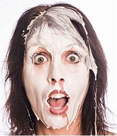 バストから白い液飛ばす女強盗、警察も「異常な犯罪」と驚き隠せず。