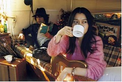 デリコ15周年で2枚組ベスト盤、収録32曲のうち22曲が大型タイアップ。