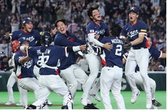 喜ぶ韓国ナイン　野球