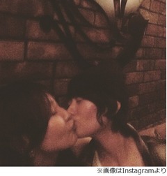 真木よう子とYOUが&ldquo;濃厚キス&rdquo;、Instagram投稿の大胆な写真に大反響。