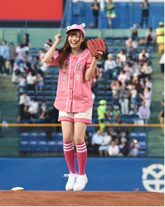 白石麻衣が悲願ノーバンで満面の笑み、何度もジャンプして大喜び。