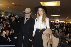 デップが婚約者と手繋ぎ来日、羽田空港には約1,000人のファンが集結。