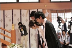 佐々木希が出雲大社でヒット祈願、出雲舞台にした主演作の奉納上映も。