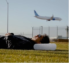 ピース綾部が自主制作の&ldquo;寝てみた&rdquo;ムービー、全編アメリカロケを敢行