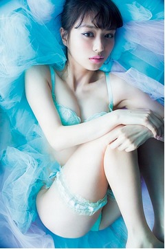 内田理央の水着や下着たっぷり、「仮面ライダードライブ」のヒロイン。