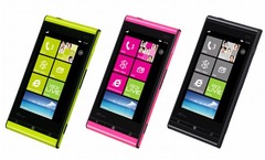 KDDIが日本初のWindows Phone、マイクロソフトのiOS＆Android対抗機。