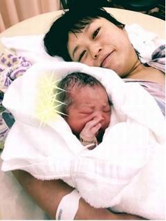 まぁこが第1子の男児を出産、約48kgのダイエット成功で話題の芸人。