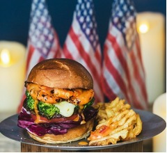 クリスマスメニューを一口で頬張るバーガー