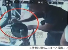 煙草消さずバス運賃箱にポイッ、車内に煙が漂い乗客は一時騒然。