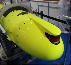 防衛装備庁が無人水中航走体「UUV」実機初展示