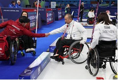 健闘をたたえ合う中島ら