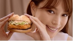 エビちゃんがマックCMに再登板、「えびフィレオ」の発売10周年記念。