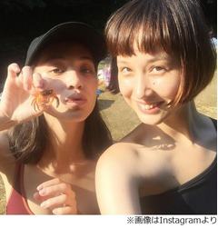 水原希子・佑果姉妹がツーショット、渓谷で遊ぶ2人に「かわいすぎ」。