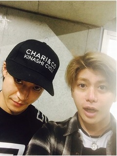 小栗旬＆親太朗の兄弟ショット、突然の初公開に「びっくり！」の声。