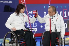 ハイタッチする小川、中島組