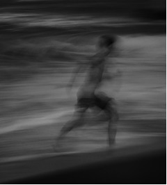 「高速道路に幽霊」警察へ通報、実はジョギングしている男性だった。