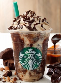スタバ&ldquo;ザクザク&rdquo;新作フラペ、ひとつのドリンクの中で様々な表情。