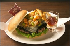 天ぷら＋ビーフの仰天バーガー、海苔の佃煮ソース＆天つゆジュレ。