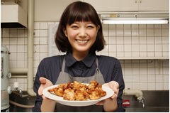 本田翼が誇らしげにザンギ作り、佐藤浩市は笑み「危なっかしいなー」。