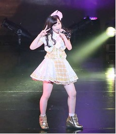 橋本環奈初のZepp公演が盛況、Rev.fromDVLが全力パフォーマンス。