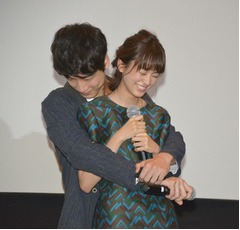 桐谷美玲に突然の「後ろハグ」、悲鳴に近い大きな黄色い歓声飛ぶ。